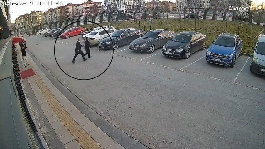 İftar saatinde restorana sahibine silahlı saldırı; olay anı kamerada