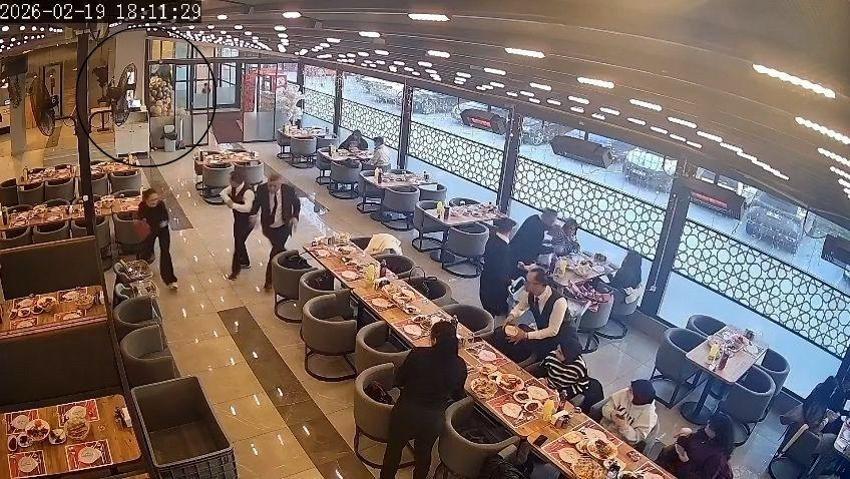 İftar saatinde restorana sahibine silahlı saldırı; olay anı kamerada