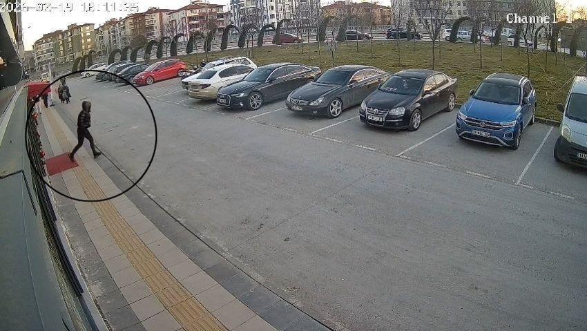 İftar saatinde restorana sahibine silahlı saldırı; olay anı kamerada