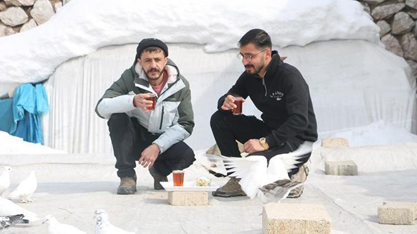 Babası bıraktı, o devraldı! Evinin damında besliyor, düğünlerden çıkıp onlara koşuyorlar