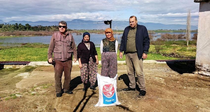 Aydın'da yılın ilk leylekleri gelmeye başladı, ilk gören 1 çuval unu kaptı
