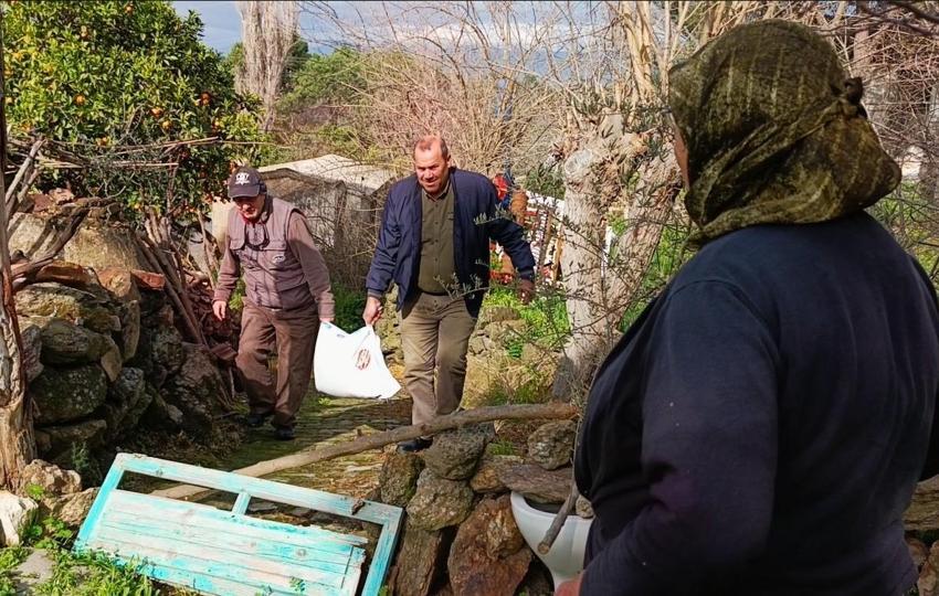 Aydın'da yılın ilk leylekleri gelmeye başladı, ilk gören 1 çuval unu kaptı