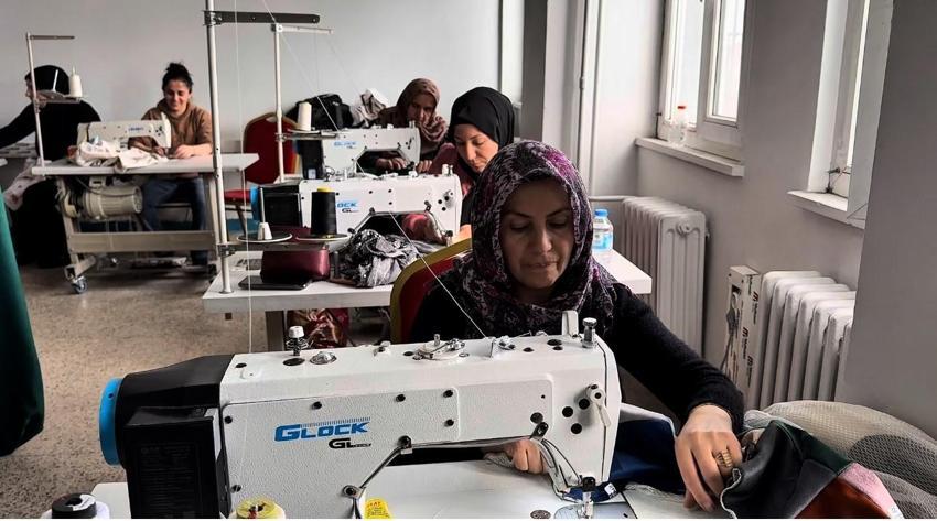 Hakkari Yüksekova'da kadınlar dikiş-nakış kursuyla hem meslek ediniyor hem sosyalleşiyor