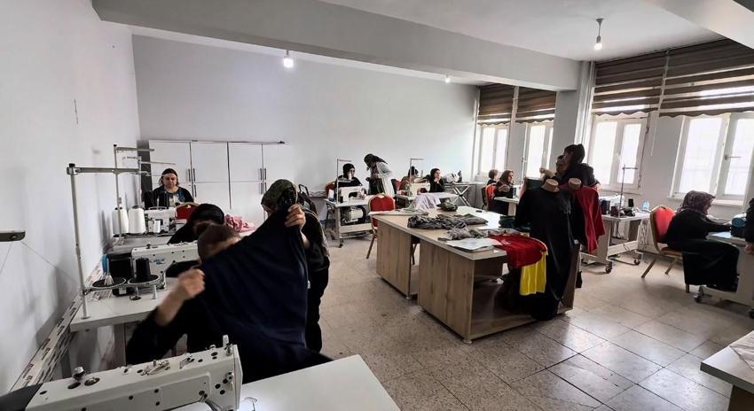 Hakkari Yüksekova'da kadınlar dikiş-nakış kursuyla hem meslek ediniyor hem sosyalleşiyor