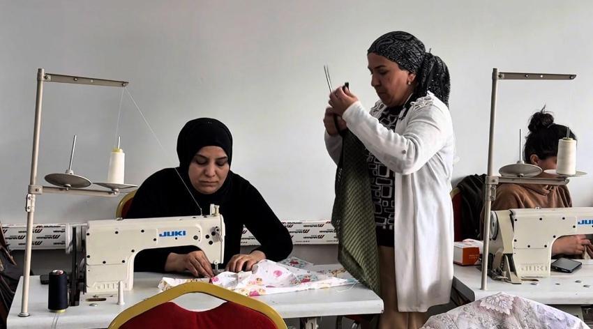 Hakkari Yüksekova'da kadınlar dikiş-nakış kursuyla hem meslek ediniyor hem sosyalleşiyor