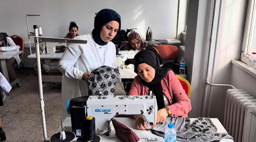 Hakkari Yüksekova'da kadınlar dikiş-nakış kursuyla hem meslek ediniyor hem sosyalleşiyor