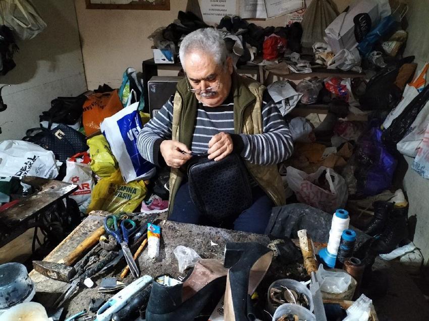 Köyceğiz'in son ayakkabı ustası, emekli oldu ama mesleğini bırakamadı: Kaybolmaya yüz tutmuş bir zanaati hayatta tutuyor