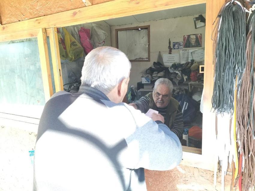 Köyceğiz'in son ayakkabı ustası, emekli oldu ama mesleğini bırakamadı: Kaybolmaya yüz tutmuş bir zanaati hayatta tutuyor