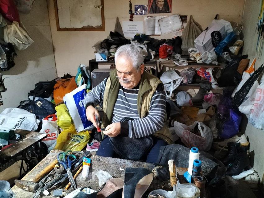 Köyceğiz'in son ayakkabı ustası, emekli oldu ama mesleğini bırakamadı: Kaybolmaya yüz tutmuş bir zanaati hayatta tutuyor