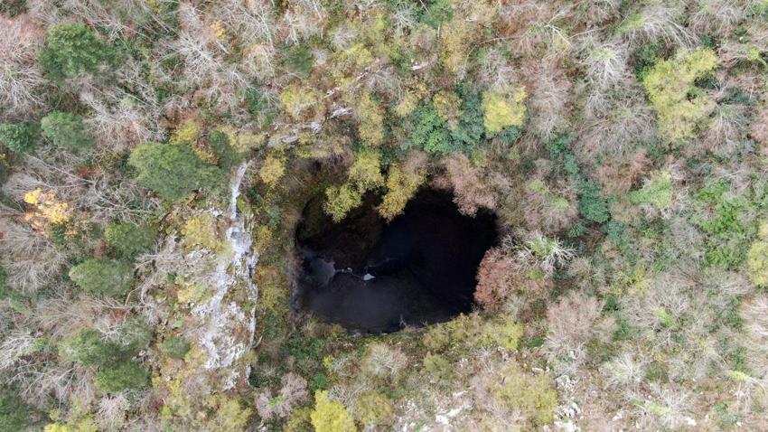 Kastamonu’nun gizli cennet köşesi! İçerisinde şelale akan Karadeniz'in en derin mağarası görenleri mest ediyor