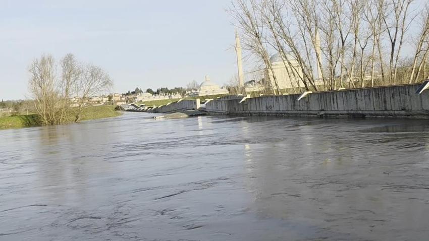 Edirne'de iki kişi başardı: Tarihi köprüyü böyle geçtiler
