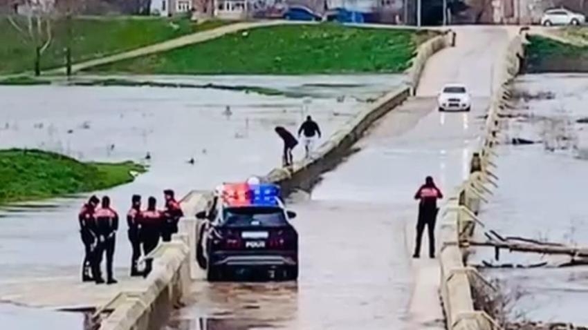 Edirne'de iki kişi başardı: Tarihi köprüyü böyle geçtiler