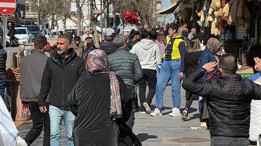 Diyarbakır’da ramazan bereketi: Hurma tezgahları doldu, fiyatlar 900 TL'ye kadar çıkıyor