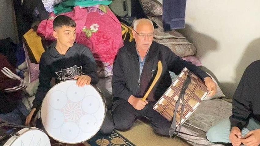 Gaziantepli ramazan davulcusu her yıl Avcılar'a taşınıp vatandaşı sahura kaldırıyor!
