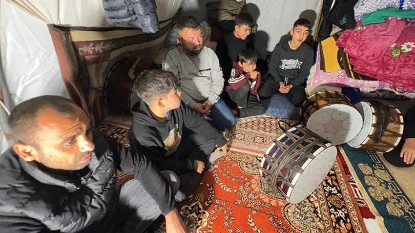 Gaziantepli ramazan davulcusu her yıl Avcılar'a taşınıp vatandaşı sahura kaldırıyor!