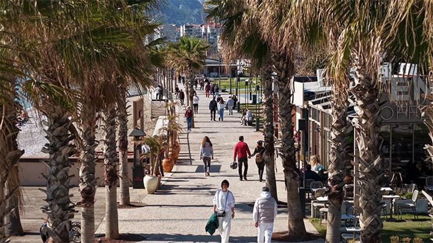 Antalya'da güneşi gören Konyaaltı Sahili'ne koştu