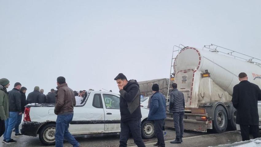 Erzurum'da zincirleme can pazarı: Onlarca araç birbirine girdi