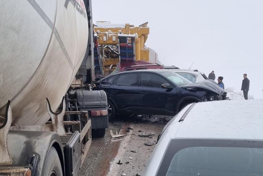 Erzurum'da zincirleme can pazarı: Onlarca araç birbirine girdi