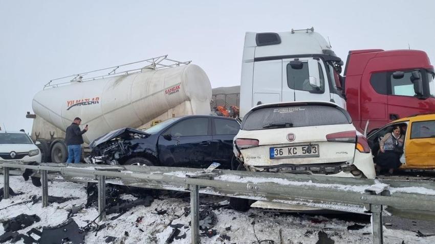 Erzurum'da zincirleme can pazarı: Onlarca araç birbirine girdi