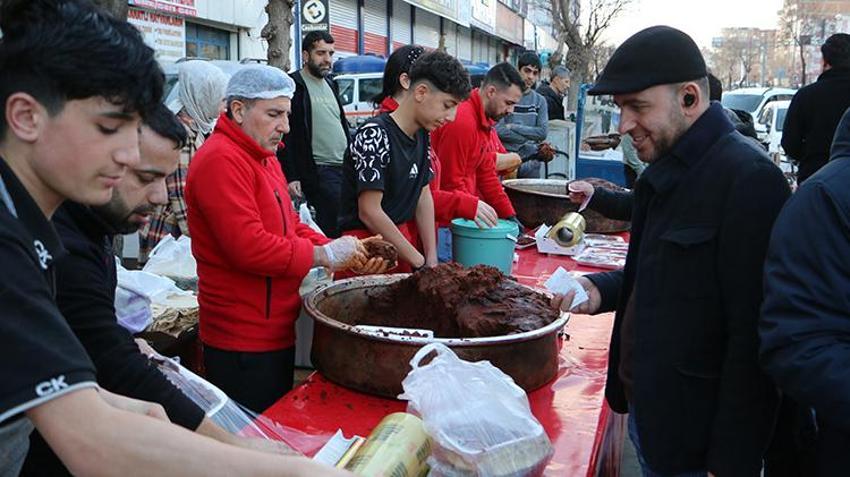 Diyarbakır'da ramazan klasiği! Her köşe başında aynı manzara, uzun kuyruklar oluşuyor, gece gündüz çalışıyorlar