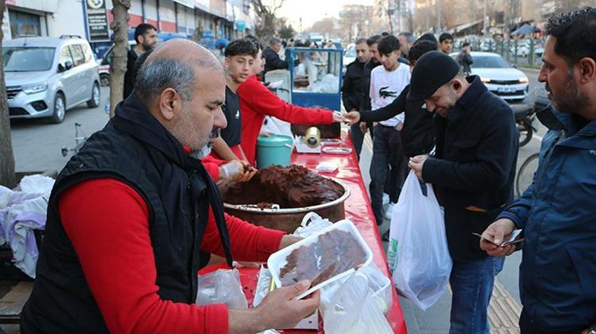 Diyarbakır'da ramazan klasiği! Her köşe başında aynı manzara, uzun kuyruklar oluşuyor, gece gündüz çalışıyorlar