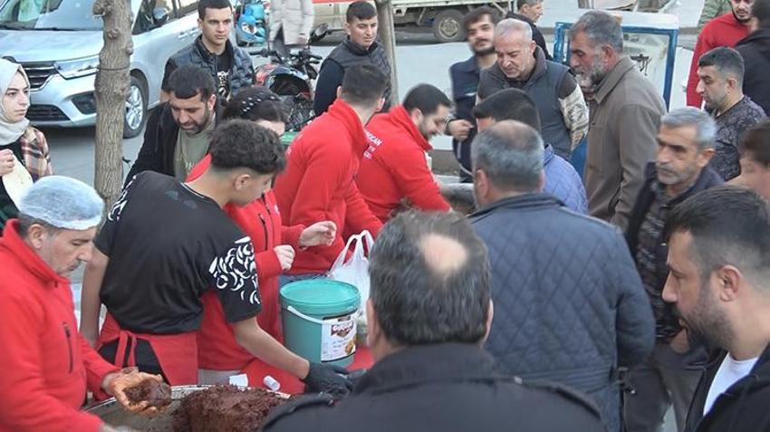 Diyarbakır'da ramazan klasiği! Her köşe başında aynı manzara, uzun kuyruklar oluşuyor, gece gündüz çalışıyorlar