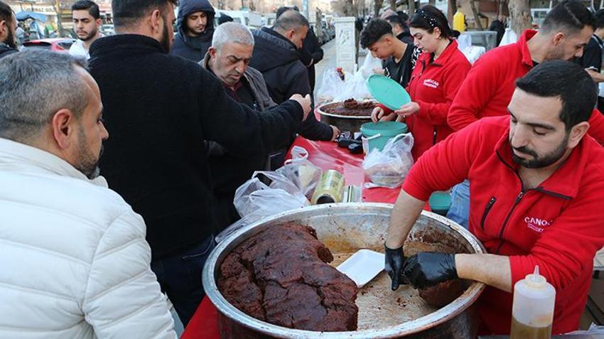 Diyarbakır'da ramazan klasiği! Her köşe başında aynı manzara, uzun kuyruklar oluşuyor, gece gündüz çalışıyorlar