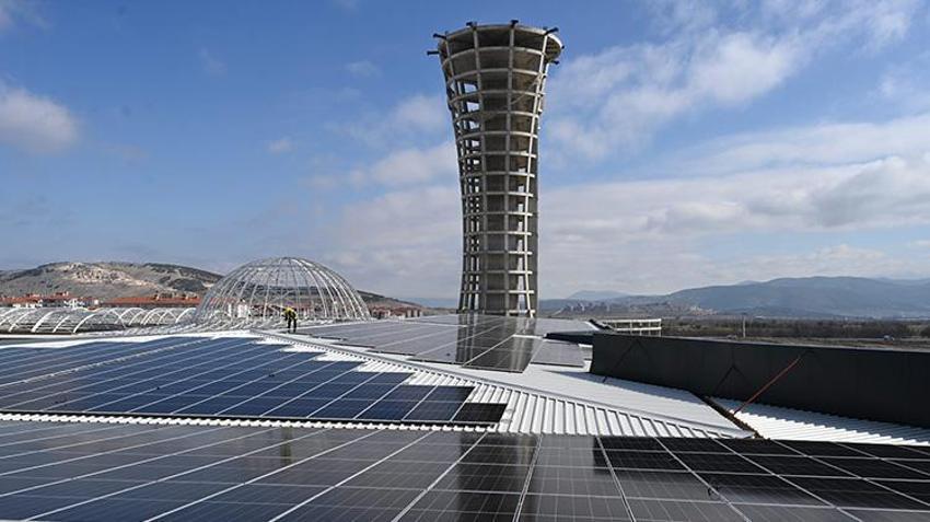 Isparta otogarı enerjisini güneşten alacak! Çatıya paneller yerleşmeye başladı: Elektrik faturasından tasarruf edilecek