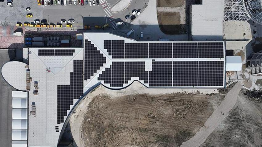 Isparta otogarı enerjisini güneşten alacak! Çatıya paneller yerleşmeye başladı: Elektrik faturasından tasarruf edilecek