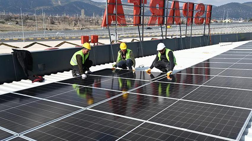 Isparta otogarı enerjisini güneşten alacak! Çatıya paneller yerleşmeye başladı: Elektrik faturasından tasarruf edilecek