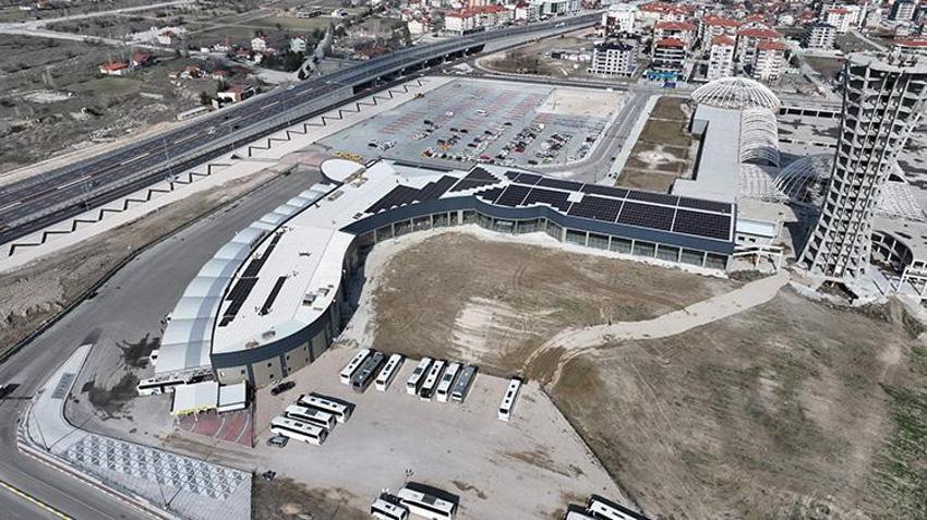 Isparta otogarı enerjisini güneşten alacak! Çatıya paneller yerleşmeye başladı: Elektrik faturasından tasarruf edilecek