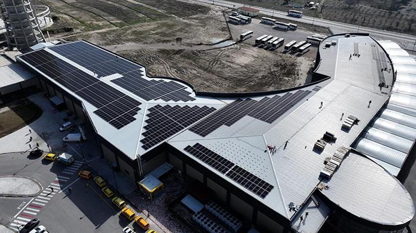 Isparta otogarı enerjisini güneşten alacak! Çatıya paneller yerleşmeye başladı: Elektrik faturasından tasarruf edilecek
