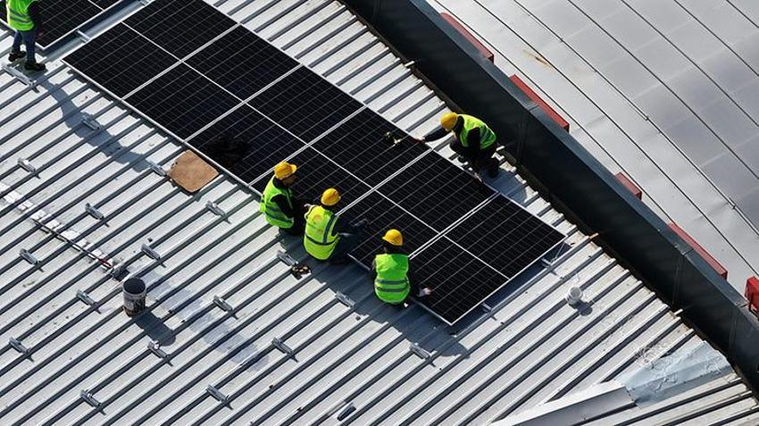 Isparta otogarı enerjisini güneşten alacak! Çatıya paneller yerleşmeye başladı: Elektrik faturasından tasarruf edilecek