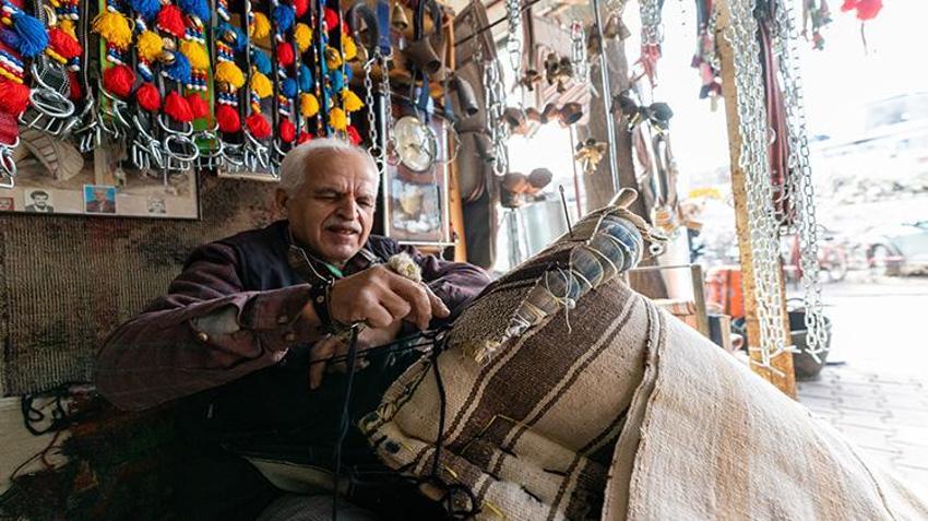 Adıyaman'da bir tek o kaldı! Eskiden köylünün eli ayağıydı, Şimdi ise birkaç kişi kapısını çalıyor