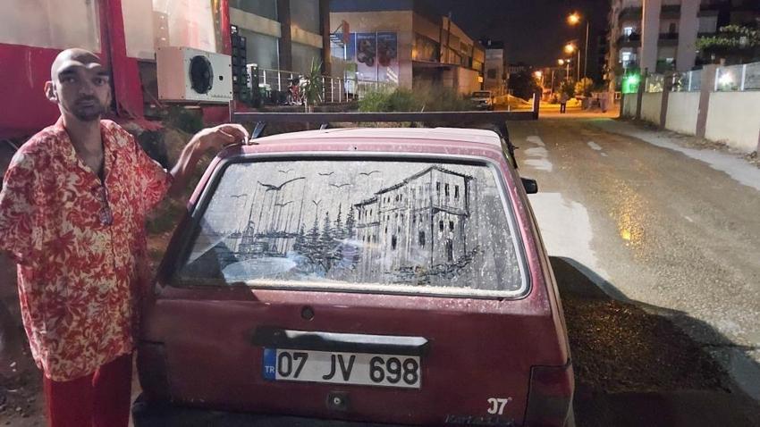 Antalya'da tozlu araçlarda görüldü: Arka camda sanat icra ediyor