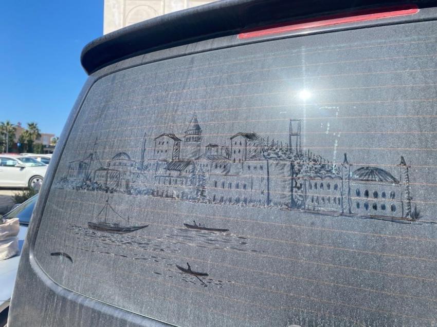 Antalya'da tozlu araçlarda görüldü: Arka camda sanat icra ediyor