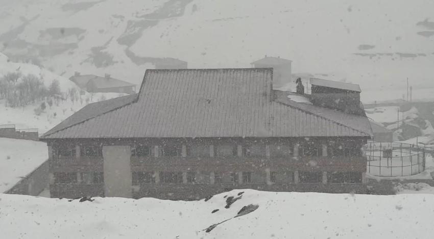 Hakkari Yüksekova’da lapa lapa kar yağışı başladı