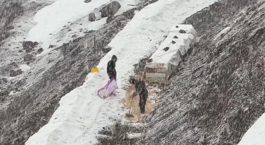 Hakkari Yüksekova’da lapa lapa kar yağışı başladı