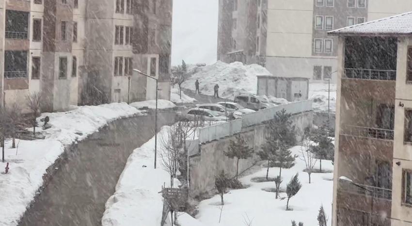 Hakkari Yüksekova’da lapa lapa kar yağışı başladı