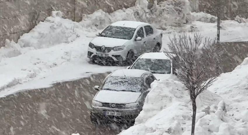 Hakkari Yüksekova’da lapa lapa kar yağışı başladı