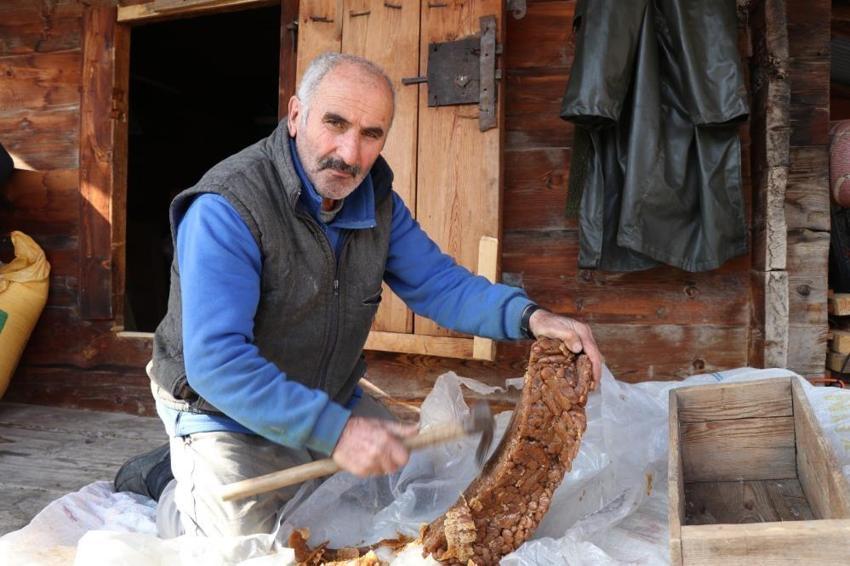 Türkiye'de sadece o mahallede üretiliyor! Yazın sandığa basılıyor, kışın keserle çıkartılıyor