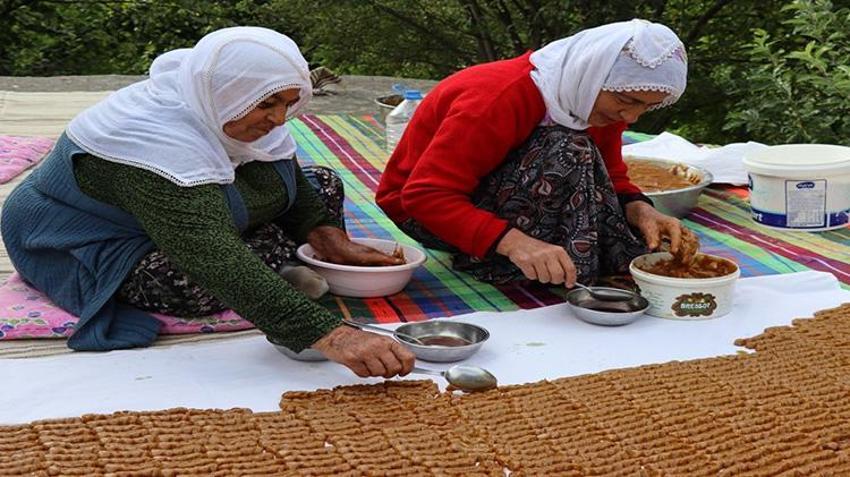 Türkiye'de sadece o mahallede üretiliyor! Yazın sandığa basılıyor, kışın keserle çıkartılıyor