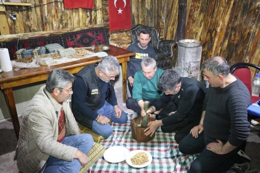 Türkiye'de sadece o mahallede üretiliyor! Yazın sandığa basılıyor, kışın keserle çıkartılıyor