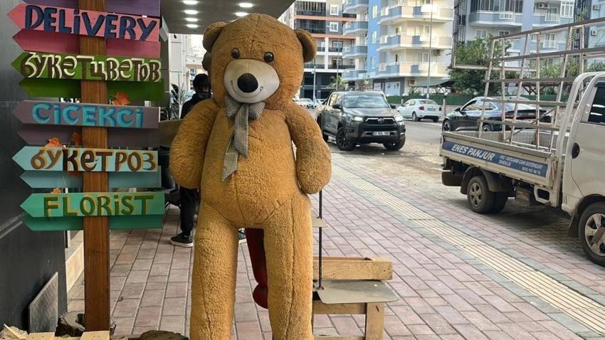5 bin TL'lik peluşu 100 lira vererek çaldılar!