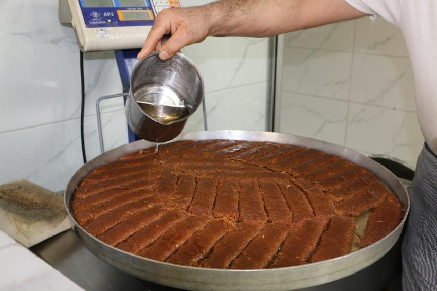 Diyarbakır’da tatlı seferberliği: Üretim 3 vardiyaya çıktı, satışlar 4 katına katlandı Şimdiden bayram siparişleri alınıyor