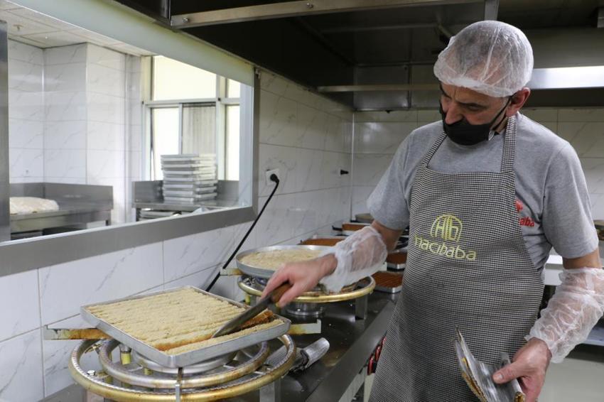 Diyarbakır’da tatlı seferberliği: Üretim 3 vardiyaya çıktı, satışlar 4 katına katlandı Şimdiden bayram siparişleri alınıyor