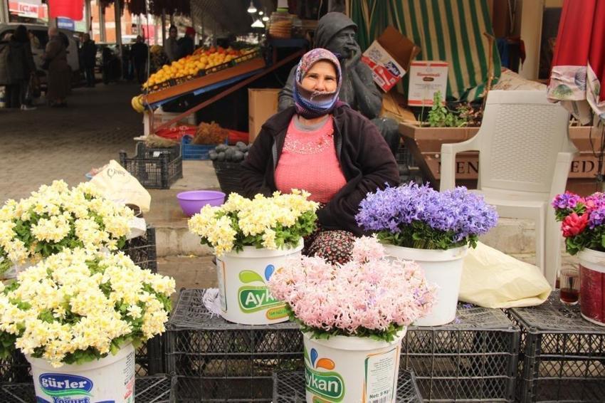 Muğla'da semt pazarında satışa çıktı: Her tezgaha renk katıyor