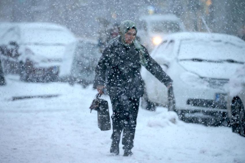 Kar geri dönüyor, kuvvetli yağışlar geliyor! Meteoroloji ve valilik İstanbul başta olmak üzere birçok şehri uyardı