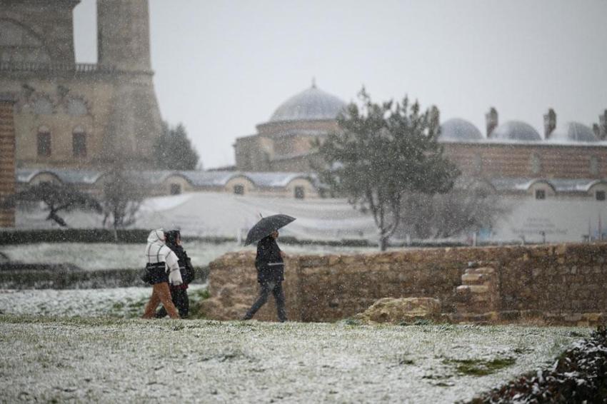 Kar geri dönüyor, kuvvetli yağışlar geliyor! Meteoroloji ve valilik İstanbul başta olmak üzere birçok şehri uyardı