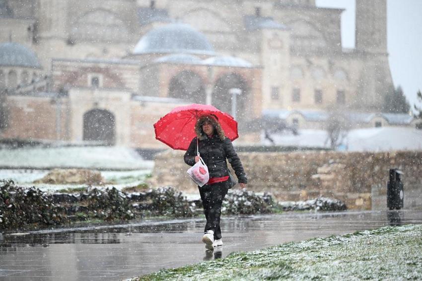 Kar geri dönüyor, kuvvetli yağışlar geliyor! Meteoroloji ve valilik İstanbul başta olmak üzere birçok şehri uyardı